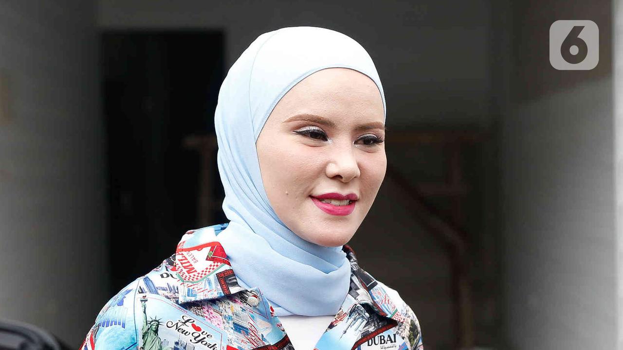 FOTO: Gaya Hijab Stylish nan Cantik Ala Angel Lelga