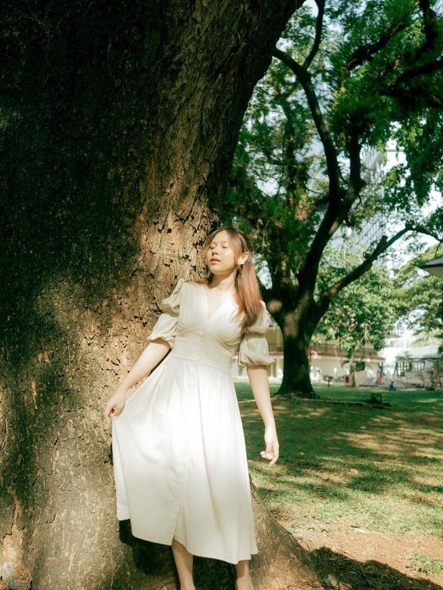 Pesona Nadin Amizah dengan Dress Vintage, Manis Banget