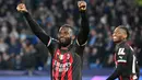 Selebrasi bek AC Milan, Fikayo Tomori setelah berakhirnya laga leg kedua perempatfinal Liga Champions 2022/2023 menghadapi Napoli di Diego-Maradona Stadium, Naples (18/4/2023). Dipromosikan Chelsea dari tim akademi pada 2017/2018, Fikayo Tomori langsung dipinjamkan selama dua musim ke Hull City dan Derby County. Sempat bermain reguler usai masa peminjaman pada 2019/2020, ia dipinjamkan ke AC Milan pada 2020/2021 hingga akhirnya dipermanenkan pada 2021/2022 dan menjadi andalan hingga kini dengan mengoleksi satu gelar Liga Italia pada 2021/2022. (AFP/Alberto Pizzoli)