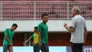 Dedi Kusnandar menyimak instruksi Alfred Riedl saat sesi latihan di Stadion Maguwoharjo, Sleman, Jumat (07/10/2016). (Bola.com/Nicklas Hanoatubun)