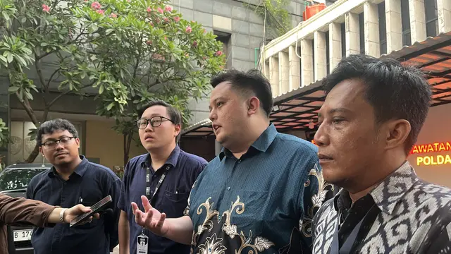 Perwakilan Tim Advokasi untuk Demokrasi usai menjenguk aktivis Greenpeace Indonesia yang memanjat Patung Selamat Datang di Bundaran Hotel Indonesia (HI)