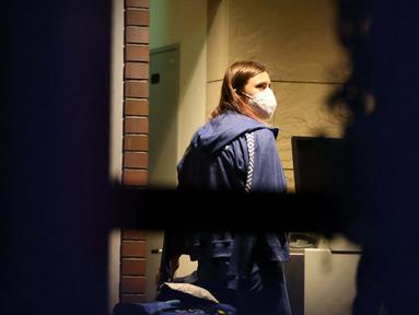 Seorang atlet putri Olimpiade Tokyo 2020 asal Belarusia Krystsina Tsimanouskaya mengatakan ia telah dibawa secara paksa ke bandara di Tokyo untuk naik pesawat kembali ke Belarus setelah ia mengeluh tentang pelatihnya di media sosial. (Foto: AFP/Yuki Iwamura)
