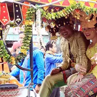 Pada puncak acara setelah melalui beberapa prosesi sesuai adat Mandailing, Kahiyang Ayu dan Bobby Nasution menggelar kirab sebelum acara resepsi yang berlangsung Minggu (26/11). (Deki Prayoga/Bintang.com)