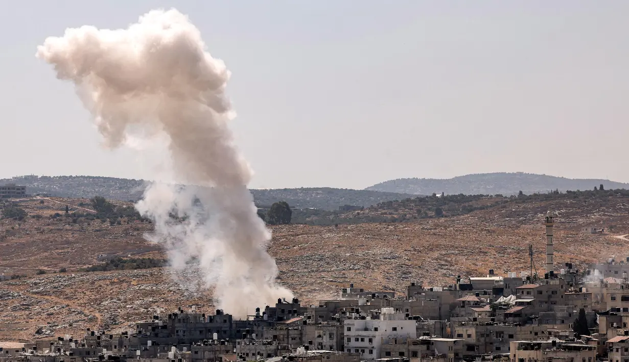 Kepulan asap mengepul selama serangan tentara Israel di kamp Nur Shams untuk pengungsi Palestina di sebelah timur Tulkarm, Tepi Barat yang diduduki pada 9 Juli 2024. (Jaafar ASHTIYEH/AFP)