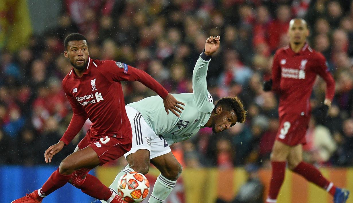 Duel antara Wijnaldum dan Kingsley Coman pada leg 1, babak 16 besar Liga Champions yang berlangsung di stadion Anfield, Liverpool, Rabu (20/2). Liverpool imbang 0-0 kontra Bayern Munchen. (AFP/Oli Scarff)