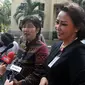 Ketua Pansel Pimpinan KPK Destry Damayanti (kiri) dan anggota Pansel KPK Yenti Ganarsih menjawab pertanyaan media usai melakukan pertemuan tertutup dengan Kapolri Jenderal Pol Badrodin Haiti di Mabes Polri, Jakarta, Senin (8/6). (Liputan6.com/Johan Tallo)