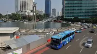 Tidak tercapainya kesepakatan besaran pembayaran tarif rupiah per kilometer  antara APTB dengan Tranjakarta menyebabkan APTB dilarang melintas jalur Transjakarta mulai pekan depan, Jakarta, Kamis (7/5/2015).  (Liputan6.com/Johan Tallo)