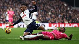 Pemain Ipswich Town, Ben Johnson (kiri) berebut bola dengan pemain Tottenham Hotspur, Destiny Udogie pada laga lanjutan Liga Inggris 2024/2025 di Tottenham Hotspur Stadium, London, Senin (11/11/2024) WIB. (AFP/Henry Nicholls)