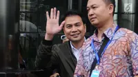 Politisi Partai Golkar Aziz Syamsuddin bersiap meninggalkan Gedung KPK usai diperiksa, Jakarta, Senin (27/11). Ia diperiksa sebagai saksi yang meringankan untuk tersangka dugaan korupsi pengadaan e-KTP, Setya Novanto. (Liputan6.com/Helmi Fithriansyah)