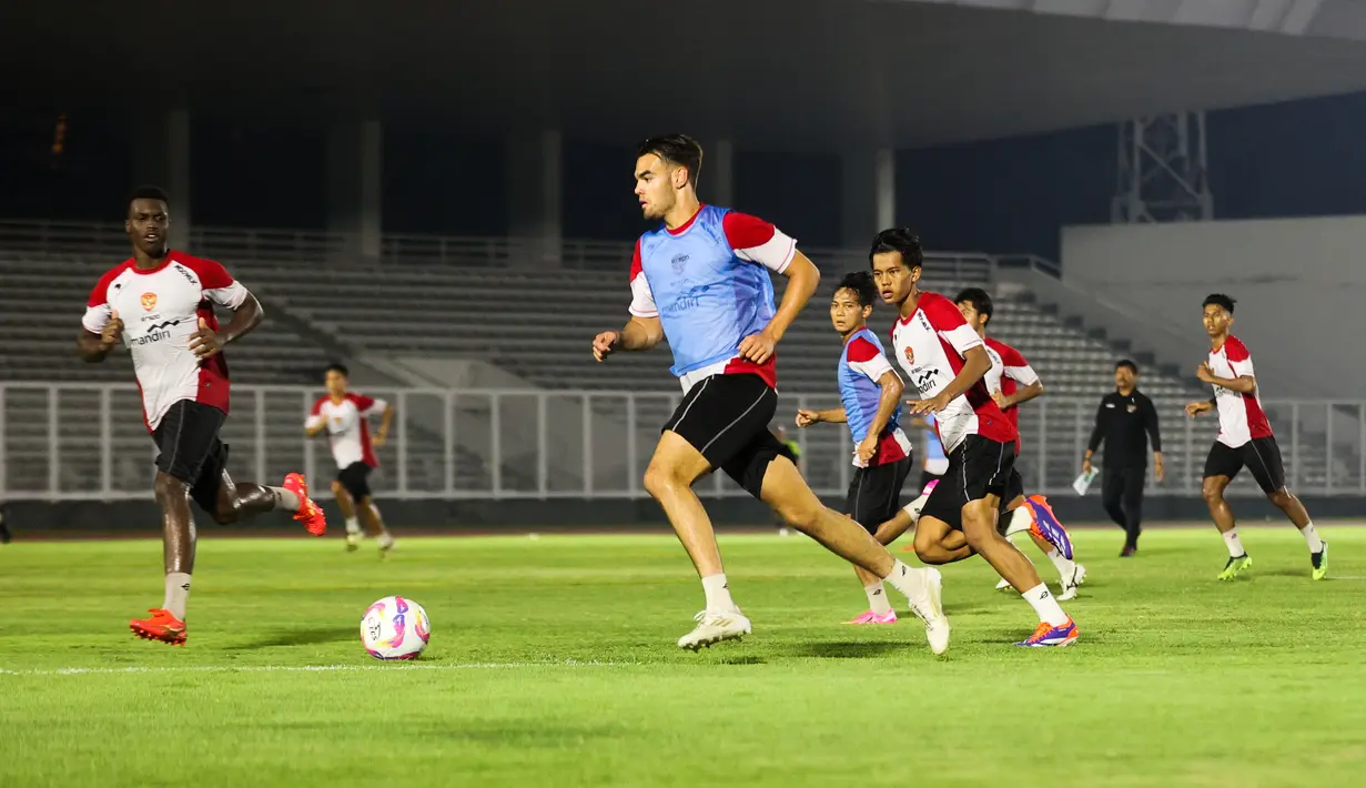 Jens Raven mencoba melewati rekannya dalam latihan Timnas Indonesia U-20 di Stadion Madya, Jakarta Pusat, pada Minggu (22/9/2024) malam WIB. (Bola.com/Abdul Aziz)