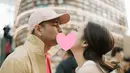 <p>Raffi Ahmad dan Nagita Slavina juga tak sungkan memperlihatkan romantisme mereka kepada publik. Foto ini diambil saat mereka mengunjungi Starfield Library di COEX Mall, Seoul. (Foto: Instagram/ raffinagita1717)</p>
