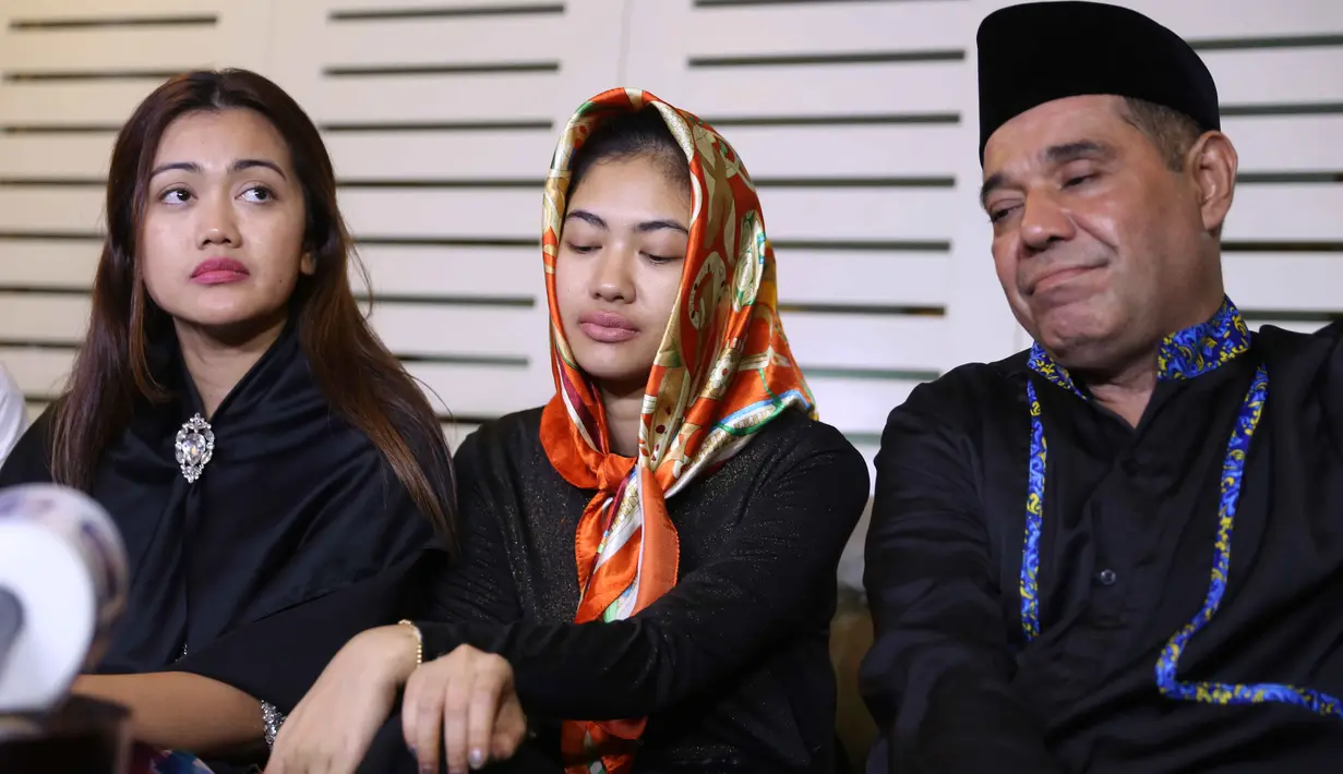 Sebagai seorang adik dan mendapatkan amanat dari kakaknya Julia Perez, Nia Anggi akan meneruskan kegiatan sosial kakaknya yang telah berjalan tersebut. Termasuk renovasi mushola beberapa yang didaerah. (Nurwahyunan/Bintang.com)