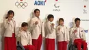Jepang menggunakan seragam karya Aoki dengan nuansa off white pada blazer dan bawahan merah. Tampilannya terlihat sangat seru dan tidak membosankan.