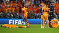 Para pemain Timnas Belanda tampak kecewa usai kalah adu penalti dari Timnas Argentina dalam laga babak perempatfinal Piala Dunia 2022 di Lusail Stadium, Lusail, Qatar, Sabtu (10/12/2022) dini hari WIB. (AP/Natacha Pisarenko)