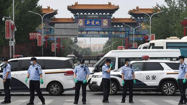 Banner Infografis Beijing Lockdown Sebagian, Gelombang II Covid-19 Mengancam? (Sumber Foto: AFP)