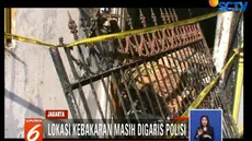 Selasa pagi, sejumlah petugas dari PLN berusaha mengamankan jaringan kabel yang terpasang di lokasi kebakaran.