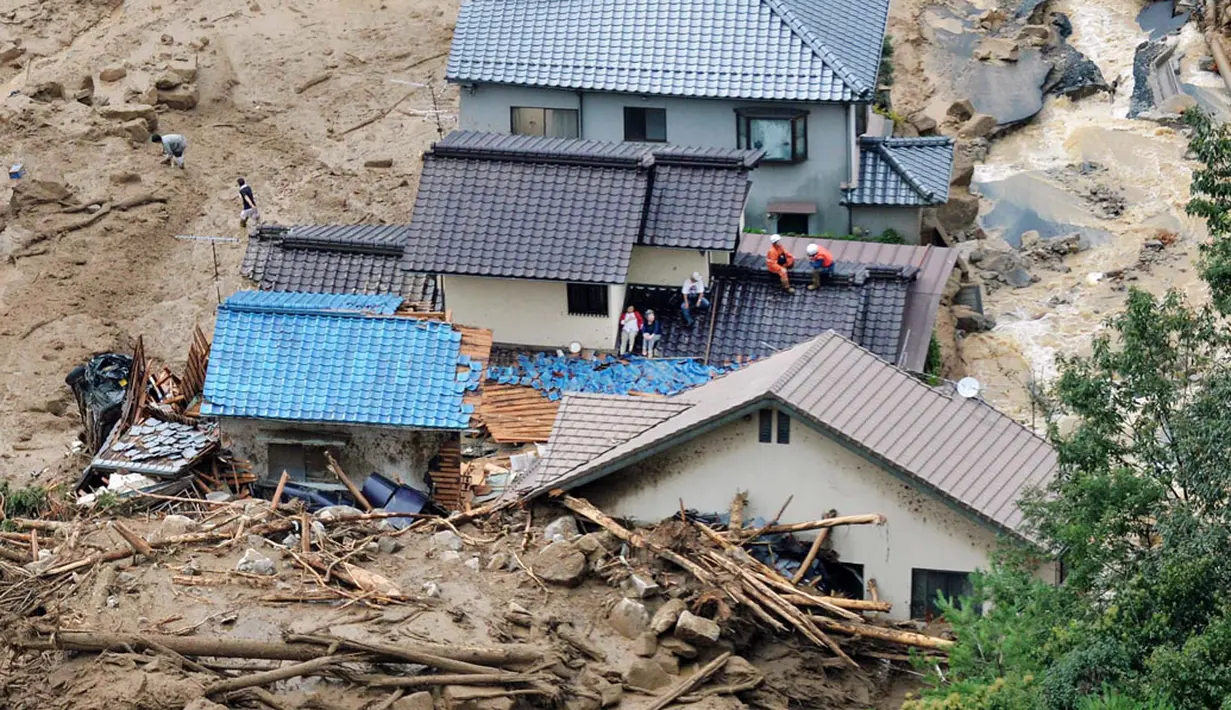 Bencana tanah longsor melanda wilayah perumahan di Asaminami, Hiroshima, Jepang, (20/8/2014). (REUTERS/Kyodo)