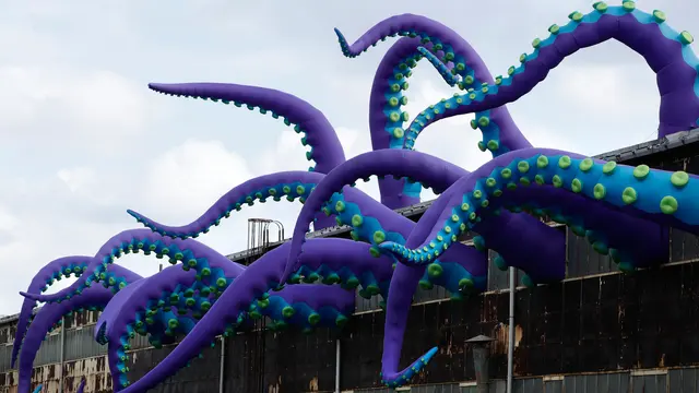 Instalasi Seni Monster Laut