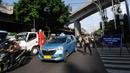 Polisi mengatur arus lalu lintas saat penyekatan masa PPKM Darurat di Perempatan Fatmawati, Jakarta, Senin (12/7/2021). Hanya dokter, paramedis, ambulans, darurat dan pengendara bermotor yang dapat menujukkan STRP yang boleh melintas. (merdeka.com/Arie Basuki)