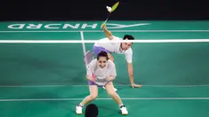 Pasangan selebritas Raffi Ahmad dan Nagita Slavina berusaha mengembalikan kok saat bertanding melawan pasangan Rizky Billar dan Lesti Kejora pada laga bulu tangkis ganda campuran Turnamen Olahraga Selebriti Indonesia (TOSI) di GOR UNJ, Jakarta, Minggu (16/07/2023). Raffi dan Gigi kalah dua set langsung dari Rizky Billar dan Lesti dengan skor 12-21, 10-21.(Bola.com/Bagaskara Lazuardi)