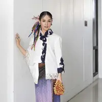 Andien tampil dengan kebaya putih modern dipadukan kain warna keunguan. [Instagram/@andienaisyah]