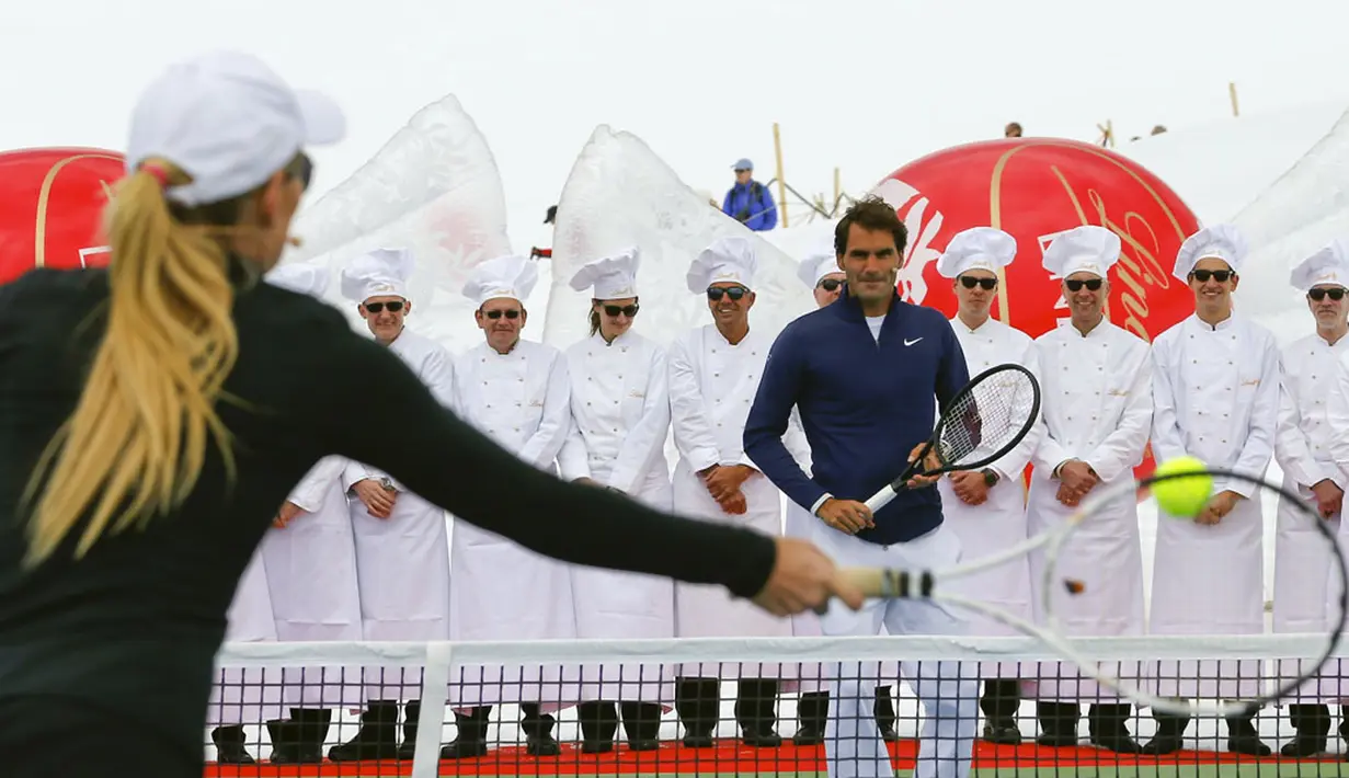 Petenis nomor tiga dunia, Roger Federer (kanan), mengikuti sesi promosi gletser Aletsch, Jungfraujoch, (17/7/2014). (REUTERS/Denis Balibouse)