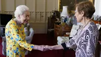 Ratu Elizabeth II menyambut Gubernur New South Wales Margaret Beazley (kanan), selama audiensi di Kastil Windsor, di Windsor, pada 22 Juni 2022. (ANDREW MATTHEWS / POOL / AFP)