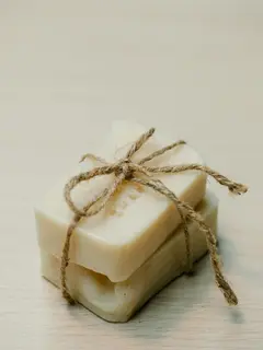 sabun batang yang ramah lingkungan atau eco-friendly lebih awet dan dapat digunakan dalam jangka waktu yang lama. (Foto/dok: Pexels/SarahChai)