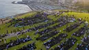 Umat muslim berkumpul melaksanakan salat Idul Adha di sebuah taman kota campuran Yahudi dan Arab, Jaffa, Israel, Jumat (31/7/2020). Ini adalah Idul Adha pertama sejak awal pandemi COVID-19. (AP Photo/Oded Balilty)