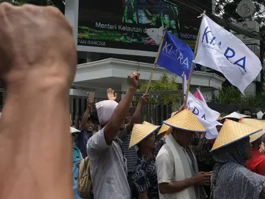 Massa Koalisi Rakyat untuk Keadilan Perikanan (KIARA) berunjuk rasa di depan Gedung Kementerian Kelautan dan Perikanan, Jakarta, Rabu (17/10). Mereka menuntut tidak ada lagi perampasan ruang hidup masyarakat pesisir Indonesia. (Merdeka.com/Imam Buhori)