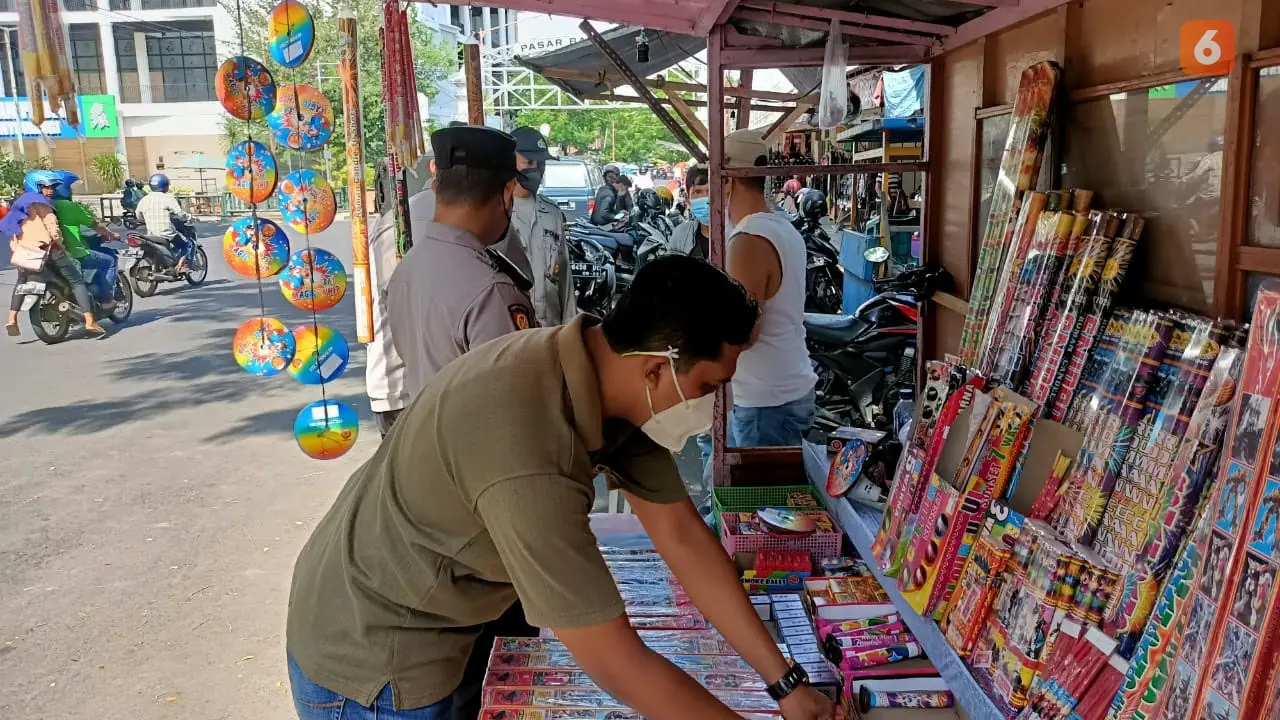 Jajaran Polsek Kota Banyuwangi lakukan razia petasan di pasar Banyuwangi. (Hermawan Arifianto/Liputan6.com)