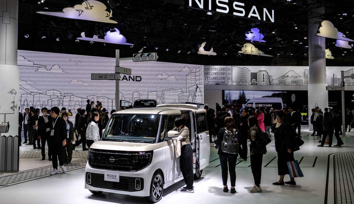 Orang-orang berkumpul di stan Nissan pada hari pers Japan Mobility Show di Tokyo pada Rabu 29 Oktober 2025. Lebih dari 500 perusahaan dan organisasi peserta ambil bagian dalam JMS 2025. (Philip FONG/AFP)