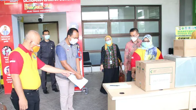 Kementerian Kesehatan (Kemenkes) Republik Indonesia memberikan bantuan perlengkapan pencegahan Covid-19 kepada Pemerintah Kota (Pemkot) Bekasi