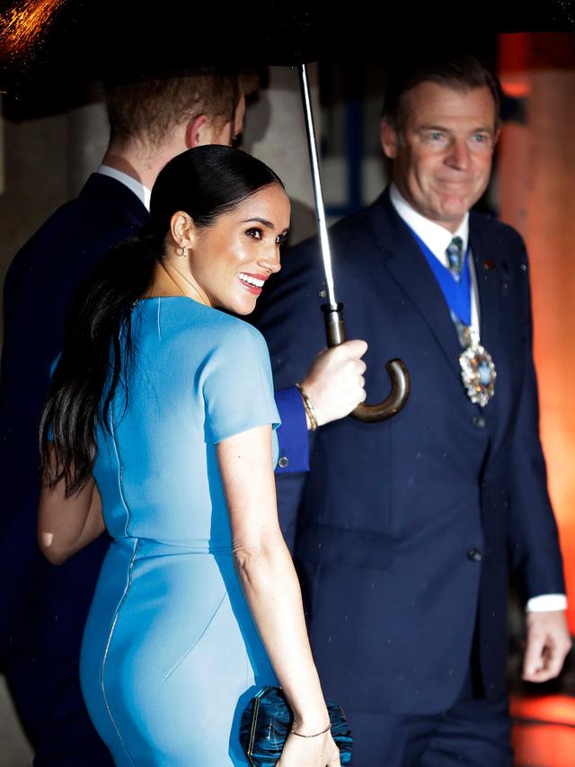 Momen Romantis Pangeran Harry dan Meghan Markle Sepayung Berdua