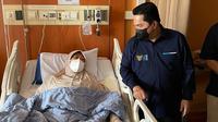 Menteri BUMN, Erick Thohir menyemangati mantan pebulutangkis putri Indonesia, Verawaty Fajrin yang tengah dirawat di RS Dharmais, Jakarta karena mengidap sakit kanker paru-paru. (Istimewa)