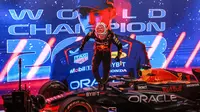 Pembalap Red Bull Racing, Max Verstappen melakukan selebrasi saat menjadi juara dunia Formula 1 2023 setelah Sprint Race F1 GP Qatar 2023 yang dihelat di Sirkuit Lusail, Qatar, Minggu (8/10/2023) dini hari WIB. (AFP/Giuseppe Cacace)