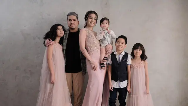 Potret Kompak Sheila Marcia dan Dimas Putra Asuh Anak, Kini Hamil Lagi