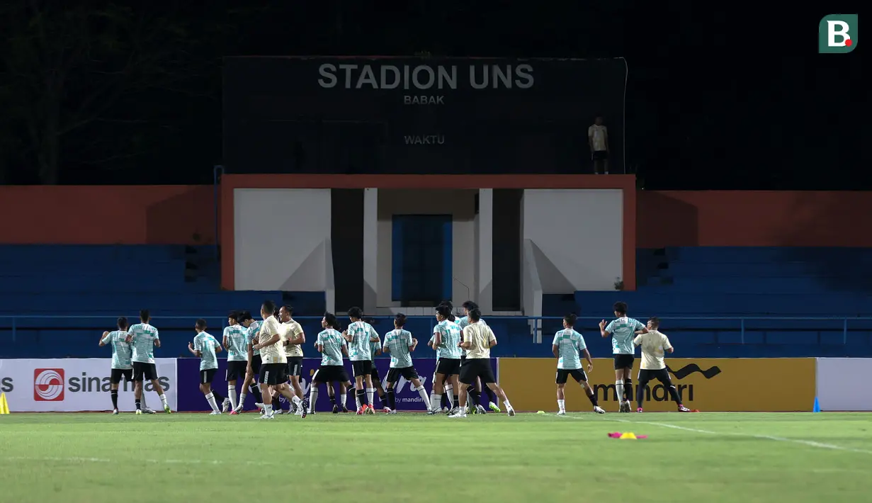 <p>Para pemain Timnas Indonesia U-16 melakukan pemanasan dalam sesi official training di Stadion UNS, Solo, Jawa Tengah, Minggu (30/6/2024) jelang menghadapi Australia dalam laga semifinal Piala AFF U-16 pada Senin (1/7/2024) di Stadion Manahan, Solo. (Bola.com/Abdul Aziz)</p>