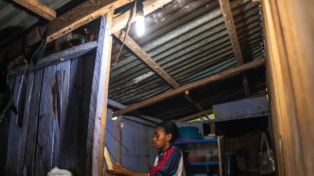Dalam rangka HUT ke-77 RI, PT PLN (Persero) berinisiatif memberikan bantuan berupa biaya penyambungan listrik gratis kepada 630 keluarga kurang mampu di Papua dan Papua Barat.