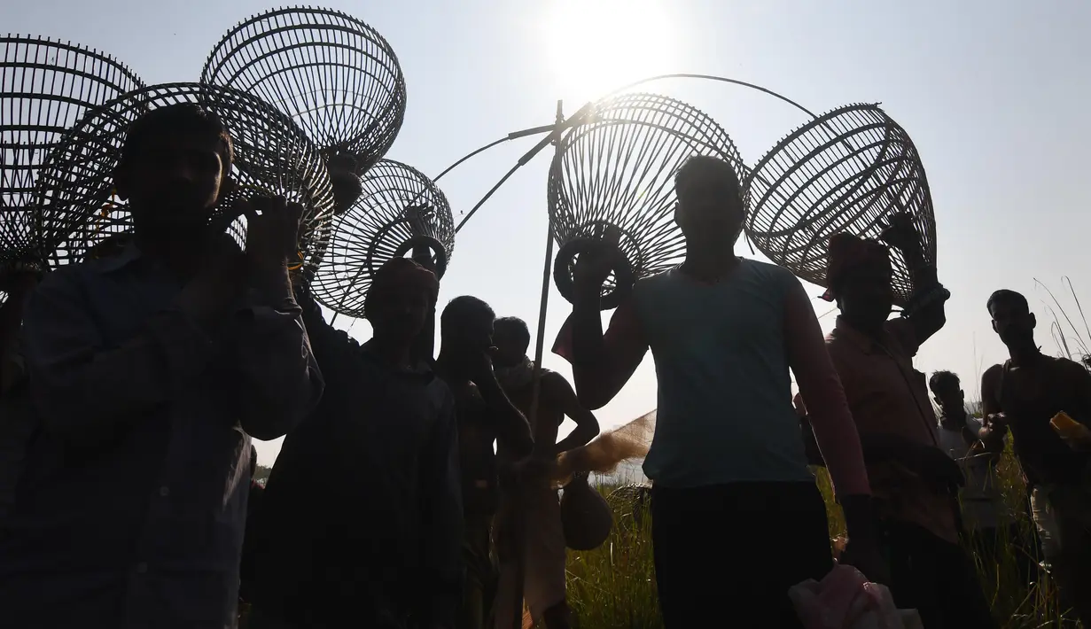 Penduduk desa mengikuti acara memancing bersama dalam perayaan panen Bhogali Bihu di Danau Goroimari di Panbari, Assam, India, pada 14 Januari 2020. “Bhogali Bihu” menandai berakhirnya musim panen di bagian timur laut negara bagian Assam. (Xinhua/Str)