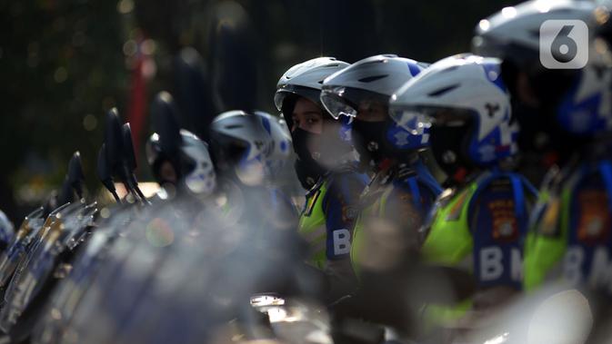 Sejumlah polisi mengikuti apel pasukan Operasi Patuh Jaya 2020 di Lapangan Polda Metro Jaya, Jakarta, Kamis (23/7/2020). Sebanyak 1.800 personel gabungan TNI-Polri diturunkan dalam Operasi Patuh Jaya 2020. (merdeka.com/Imam Buhori)