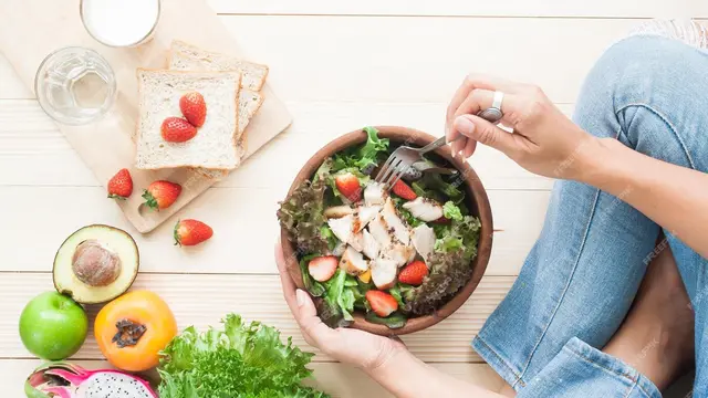 Ilustrasi mengonsumsi makanan kaya serat/freepik.com/EyeEm