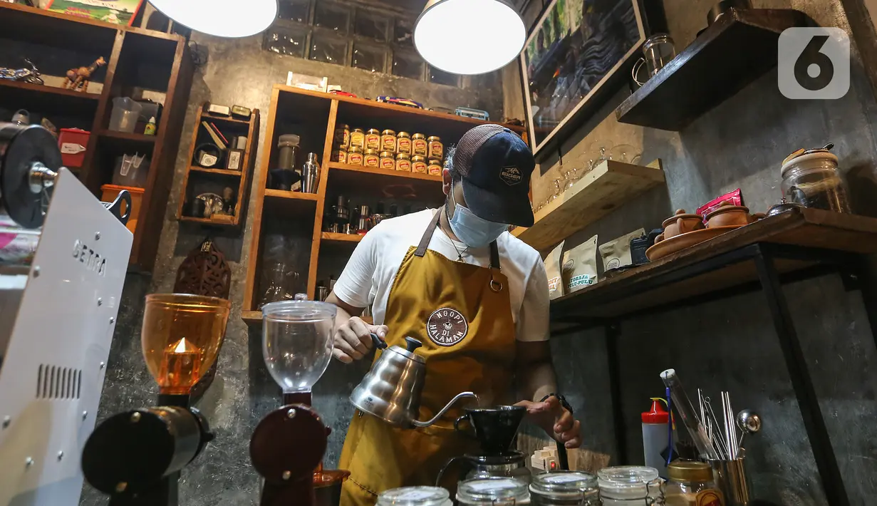 Barista membuat kopi di kedai Ngopi di Halaman Jalan Pulo Kamboja, Kebayoran Lama, Jakarta, Selasa (12/01/2021). Kedai yang buka pada hari Selasa - Minggu dari pukul 10.00 - 22.00 WIB juga menawarkan koleksi buku fotografi yang dibaca di tempat. (Liputan6.com/Fery Pradolo)