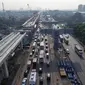 Kepadatan arus lalu lintas saat melintasi proyek Tol Jakarta-Cikampek II dan kereta api ringan (LRT) di Bekasi, Selasa (18/12). Pemerintah menghentikan proyek di ruas Tol Jakarta-Cikampek selama libur Natal dan tahun baru. (Merdeka.com/Iqbal S. Nugroho)