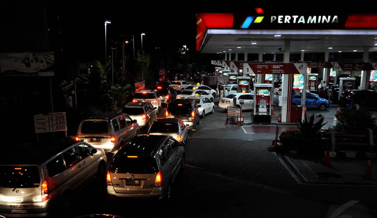 Antrean kendaraan menjelang kenaikan harga BBM di SPBU Kuningan, Jakarta, Senin (17/11/2014). (Liputan6.com/Miftahul Hayat)