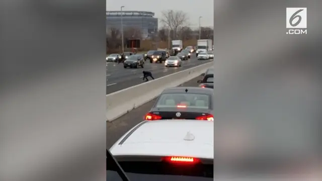 Sebuah truk bank mengalami kecelakaan di East Rutherford, New Jersey. Insiden itu membuat 'hujan uang' di jalan raya.