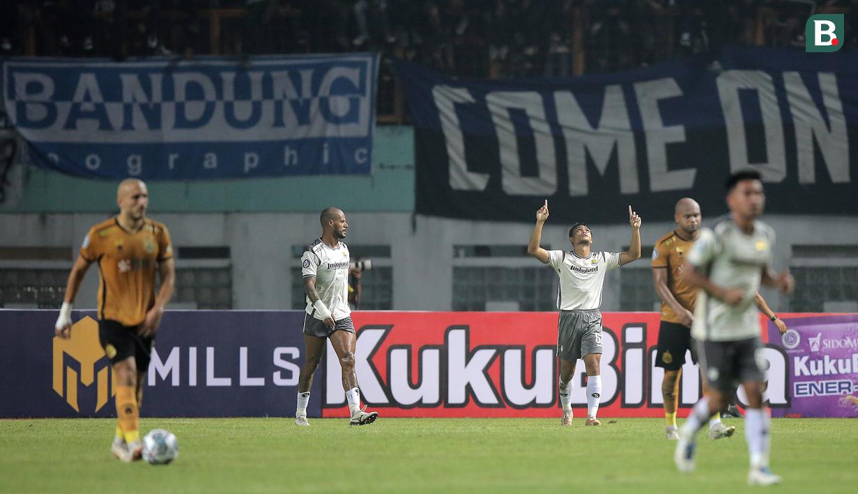 Pemain Persib Bandung, Rachmat Irianto melakukan selebrasi usai mencetak gol pertama timnya ke gawang Bhayangkara FC dalam laga pekan pertama BRI Liga 1 2022/2023 antara Bhayangkara FC melawan Persib Bandung di Stadion Wibawa Mukti, Cikarang, Minggu (24/7/2022). (Bola.com/Ikhwan Yanuar)