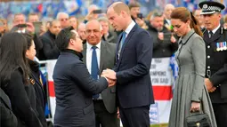 Putra Vichai, Aiyawatt Srivadhanapraba menyambut Pangeran William dan Kate Middleton untuk memberikan penghormatan kepada korban tewas dalam kecelakaan helikopter di depan markas Leicester City, Stadion King Power, Rabu (28/11). (AP/Arthur Edwards)