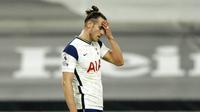 Pemain Tottenham Hotspur, Gareth Bale, tampak kecewa usai ditaklukkan West Ham United pada laga Liga Inggris Senin (19/10/2020). Kedua tim bermain imbang 3-3. (AP/Matt Dunham, Pool)