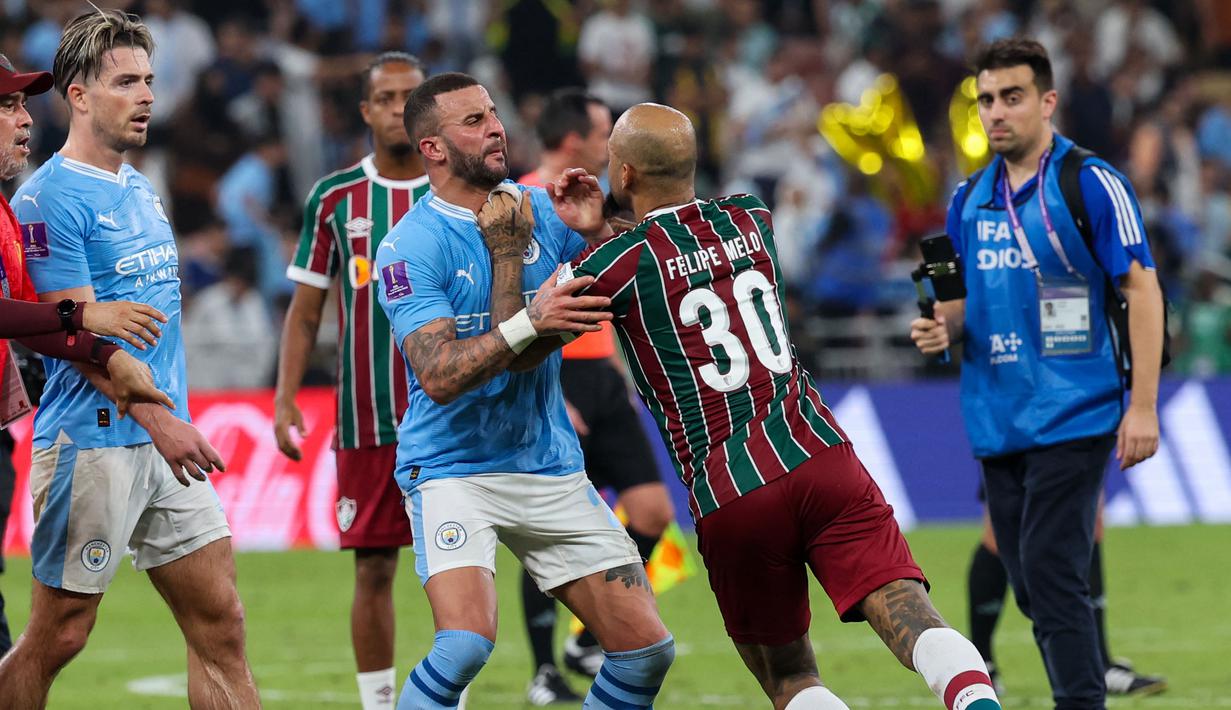 Keributan pemain Manchester City, Kyle Walker (tengah kiri) dan pemain Fluminense, Felipe Melo setelah laga final Piala Dunia Antarklub 2023 di King Abdullah Sports City, Jeddah, Arab Saudi, Sabtu (23/12/2023) dini hari WIB. (AFP/Giuseppe Cacace)